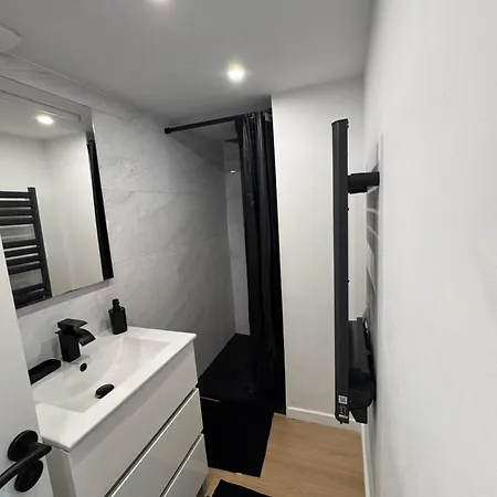 Chez Marie Et Ferry & Shuttle